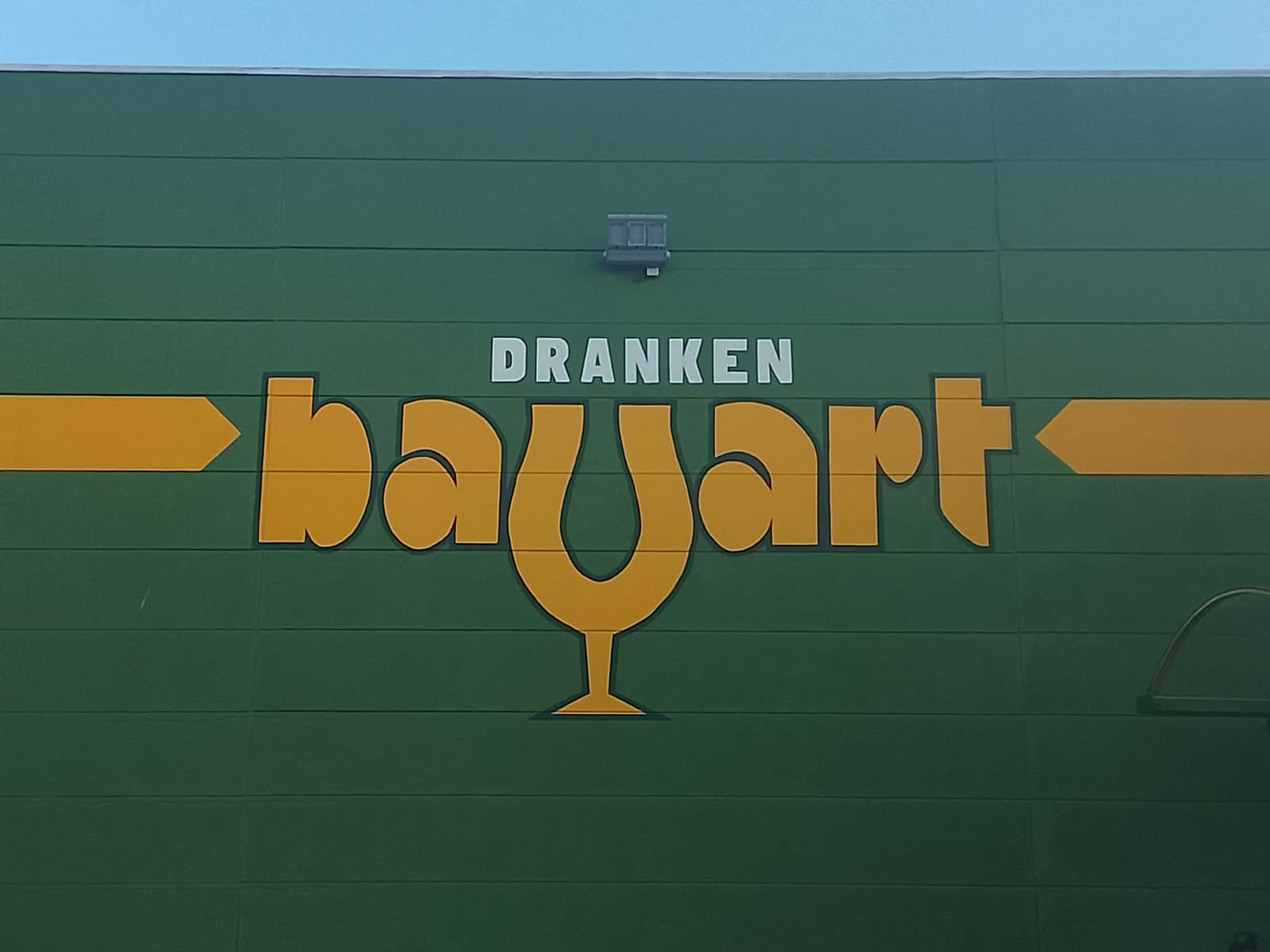 Logo van Dranken Bayart op de gevel