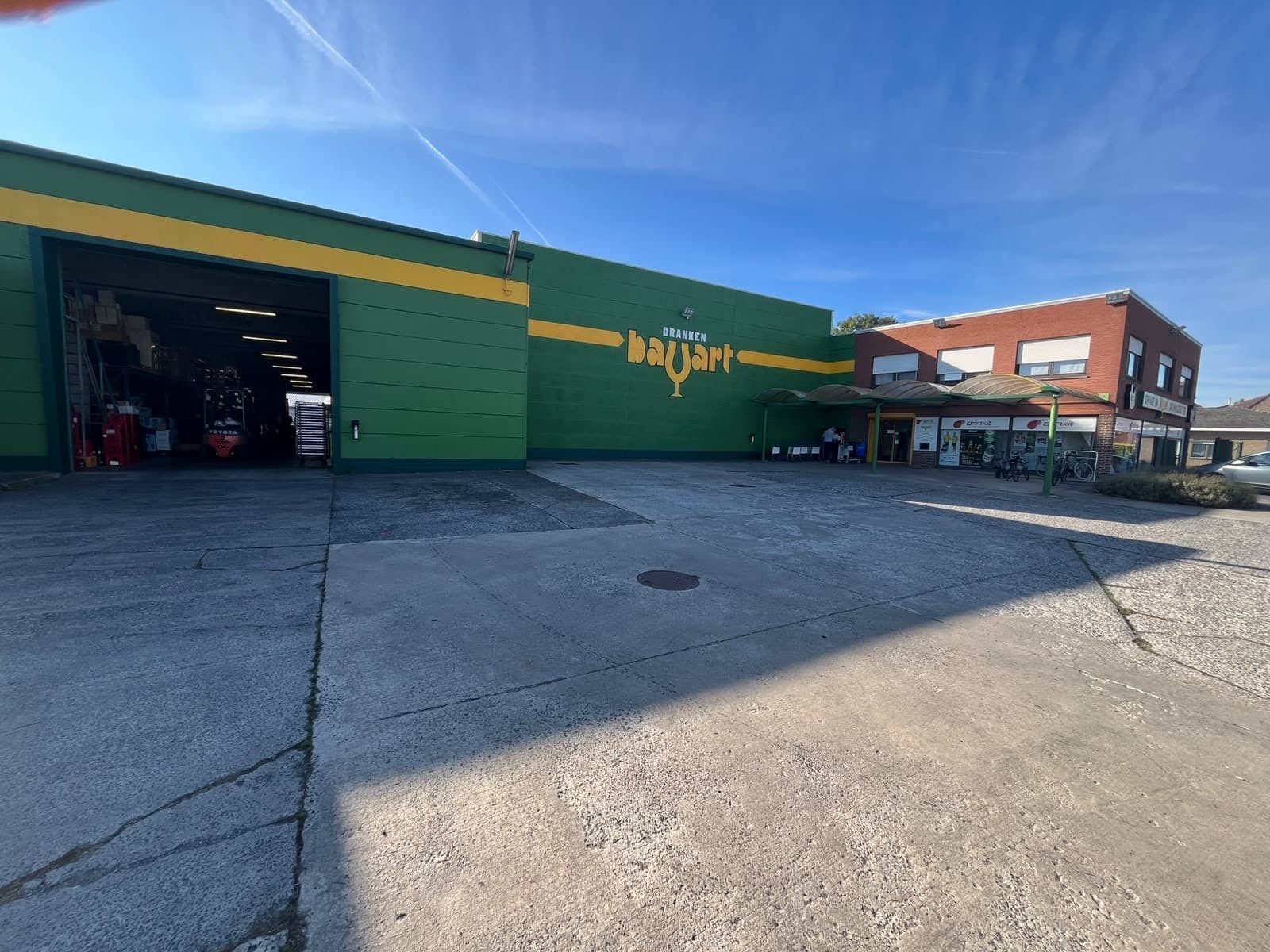 Gevel van Dranken Bayart met magazijn en winkel aan de Lageweg in Menen