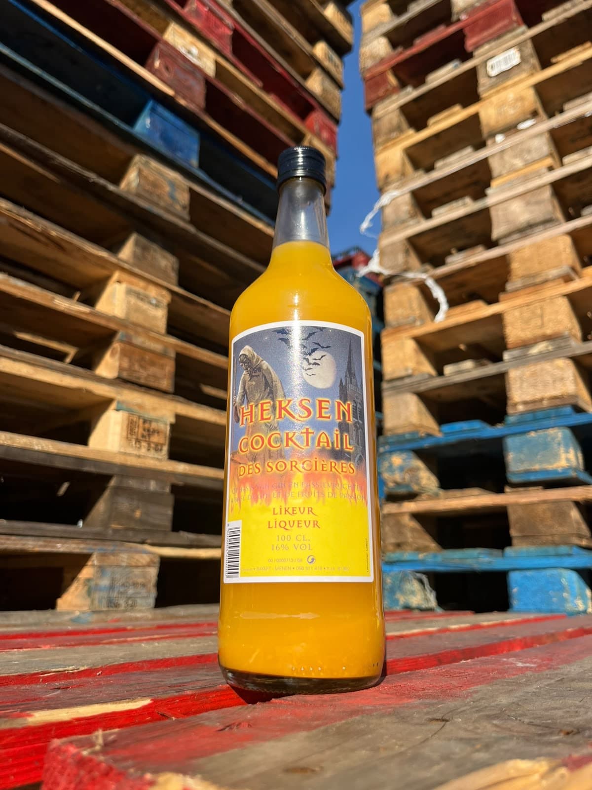 Fles Heksen Cocktail op een stapel paletten
