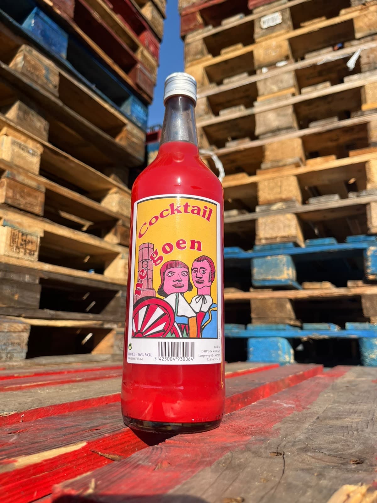 Fles Ne Goen cocktail op een stapel paletten