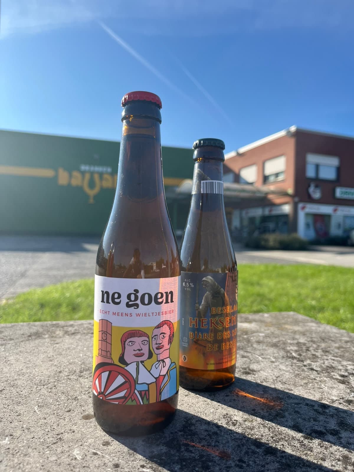 Flesjes Ne Goen en Beselaars Heksenbier voor de winkel van Dranken Bayart