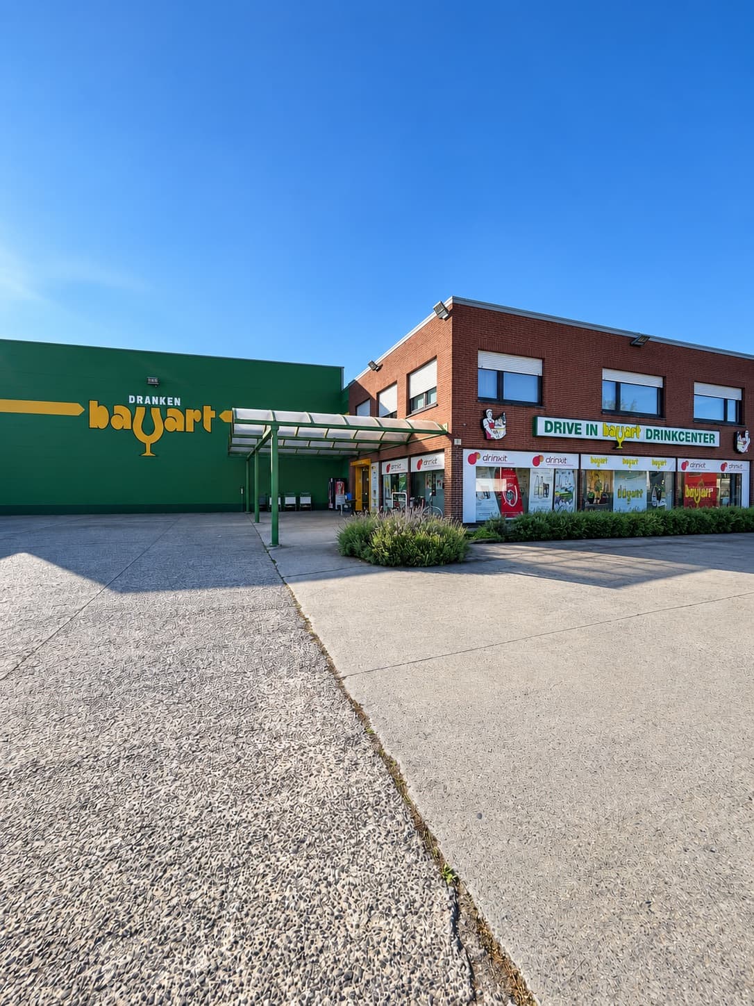 Winkel en drive-in van Dranken Bayart aan de Lageweg in Menen