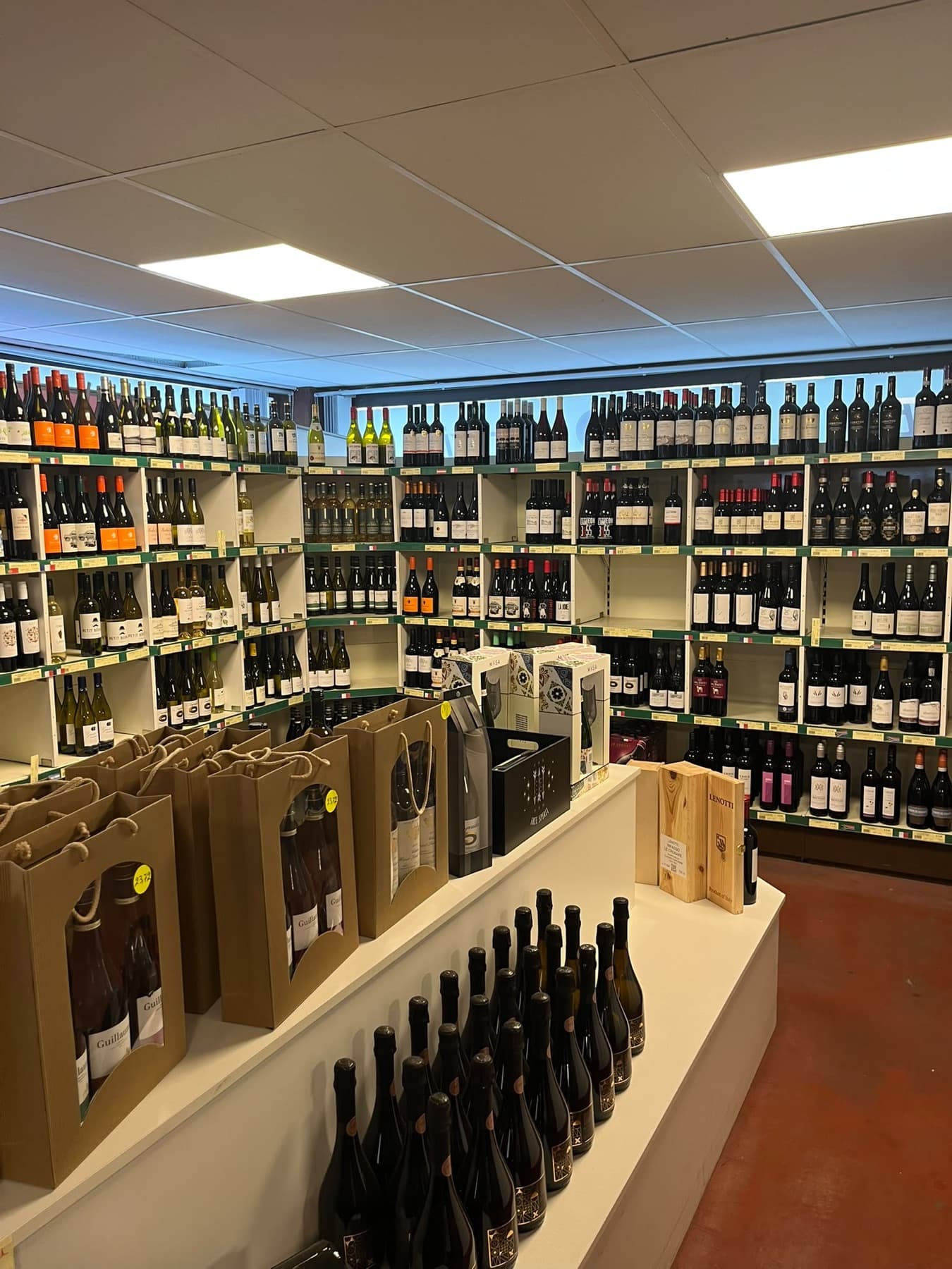 Wijnrekken in de winkel van Dranken Bayart